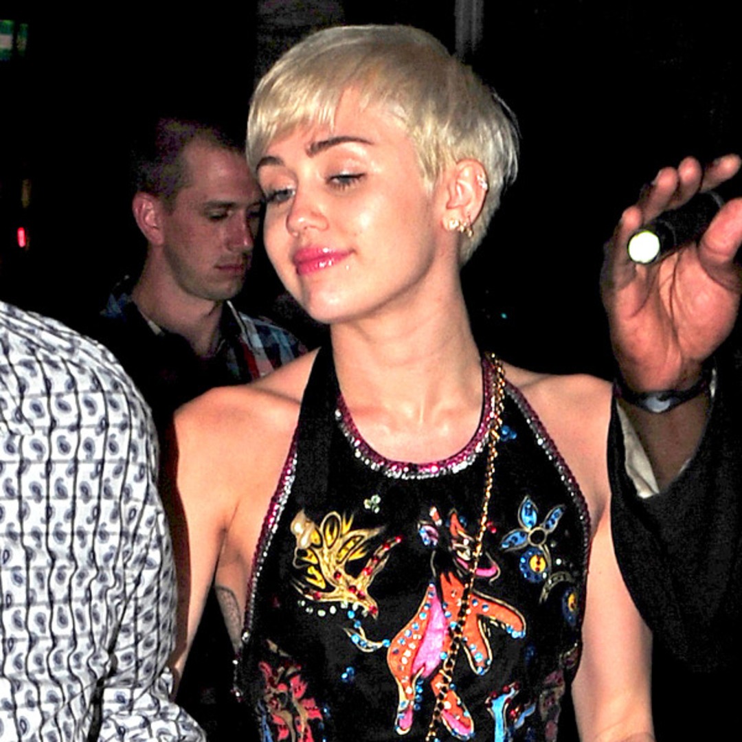 Gozando dentro da mulher do amigo escondido Buceta da miley cyrus
